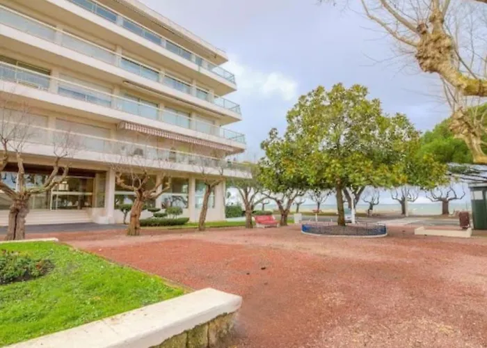 T2 Centre, A 2 Minutes, Parking